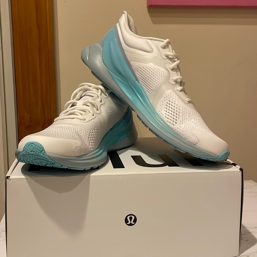 Lululemon Blissfeel Run Sneaker! Size 10.5! White w/light blue!